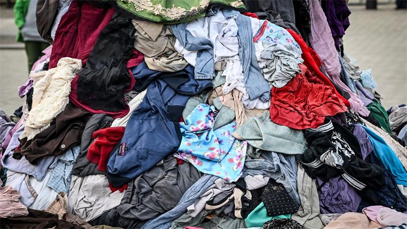 Große Firmen dürfen unverkaufte Mode nicht mehr wegwerfen Angaben der EU-Kommission zufolge werden in Europa jährlich vier bis neun Prozent der unverkauften Textilien zerstört, bevor sie überhaupt getragen wurden. (Symbolbild)