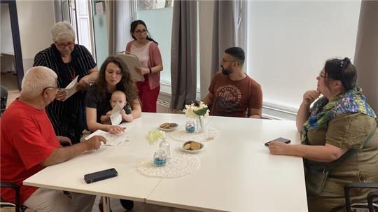 Angebote wie das Sprachcafé gehören für den Verein Kunstkarussell zum Basisprogramm. Jetzt will Vorsitzende Britta Achtel (2.v.l.) mit ihrem Team auch ein Quartiersprojekt umsetzen.