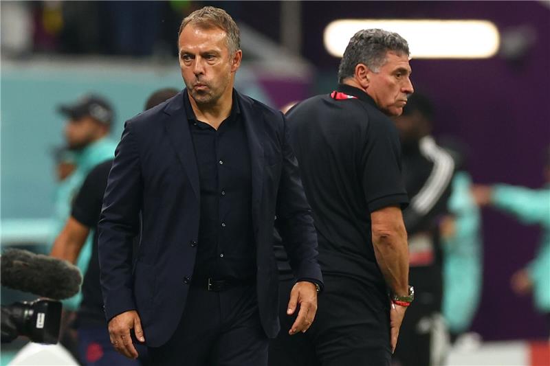 Flick zu WM-Blamage: „Wir sind selbst schuld” Angefressen: Bundestrainer Hansi Flick nach dem deutschen WM-Aus.