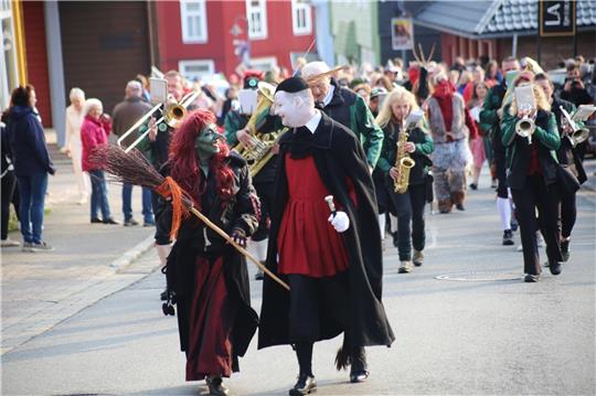 Angeführt von Faust und einer Hexe marschiert die ganze Brut zu der Blasmusik des Waldarbeiter-Instrumental-Musikvereins durch die Bergstadt.  Fotos: Jung