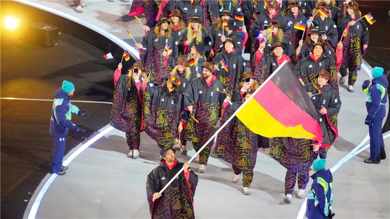 Angeführt von Leon Draisaitl lief ein Teil des deutschen Teams ins Mailänder Stadion ein.