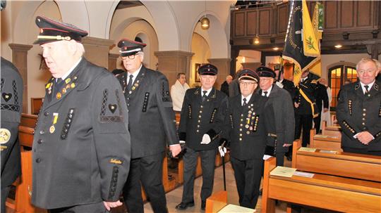 Angeführt von Werner Wenke (3. v. r.) sind die Othfresener Knappen die Bewahrer der Bergmanntradition. Seit ungezählten Jahren nehmen sie an der bergmännischen Barbarafeier in Salzgitter-Bad teil.