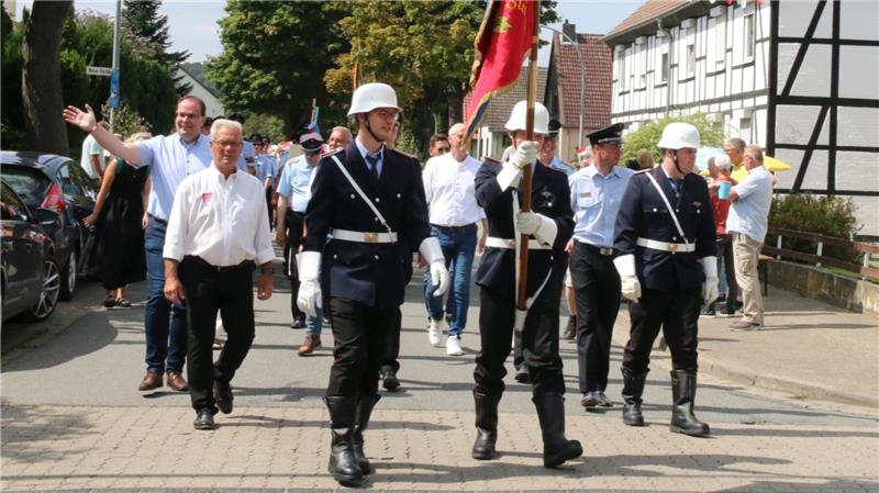 Angeführt von den Honoratioren schlängelt sich der Festumzug am Sonntag durch den Ort.