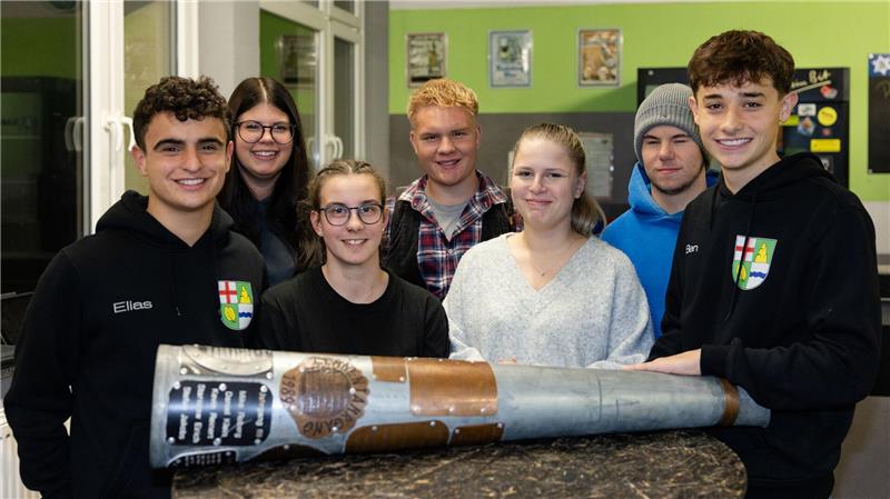 Angehende 20-Jährige organisieren das Ausrufen der Paare.