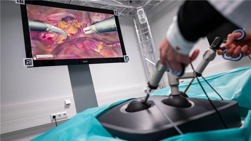 Medizin der Zukunft - ein Blick in einen besonderen OP Angehende Ärzte können mit einem Simulator üben.