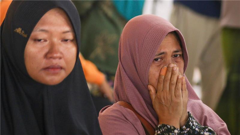 Fähre sinkt vor Bali: Dutzende Menschen im Meer vermisst Angehörige bangten um die vielen Vermissten.