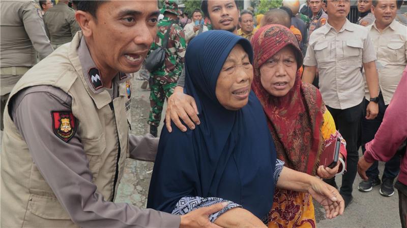 Zahl der Vermissten nach Schuleinsturz in Indonesien steigt Angehörige bangten um ihre verschütteten Kinder.