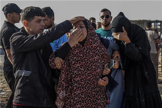 Angehörige der Familie Duheir, die bei einem israelischen Luftangriff auf ihr Haus getötet wurde, trauern in Rafah.