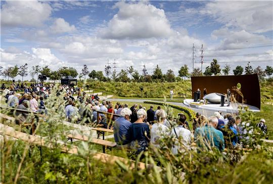 Angehörige der Opfer nehmen an der Gedenkfeier am Nationaldenkmal MH17 teil.