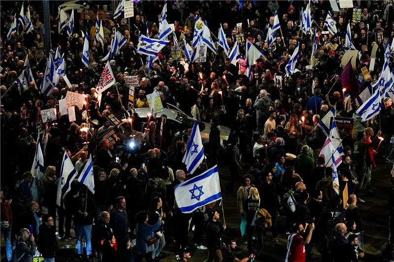 Tausende demonstrieren für Geiseln und gegen Netanjahu Angehörige der israelischen Geiseln, die im Gazastreifen von der Hamas festgehalten werden, protestieren in Tel Aviv für deren Freilassung.