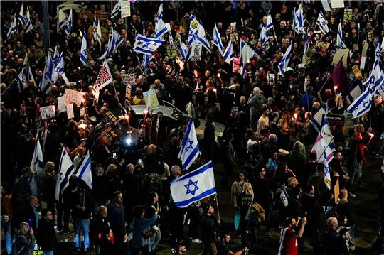 Angehörige der israelischen Geiseln, die im Gazastreifen von der Hamas festgehalten werden, protestieren in Tel Aviv für deren Freilassung.