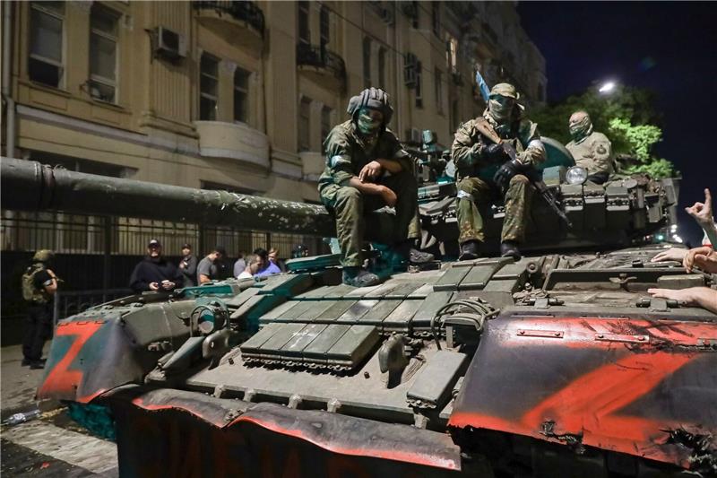 Aufstand gegen Kreml beendet - Keine Spur von Prigoschin Angehörige des Militärunternehmens Wagner Group sitzen auf einem Panzer auf einer Straße in Rostow am Don, Russland, bevor sie einen Bereich im Hauptquartier des südlichen Militärbezirks verlassen.