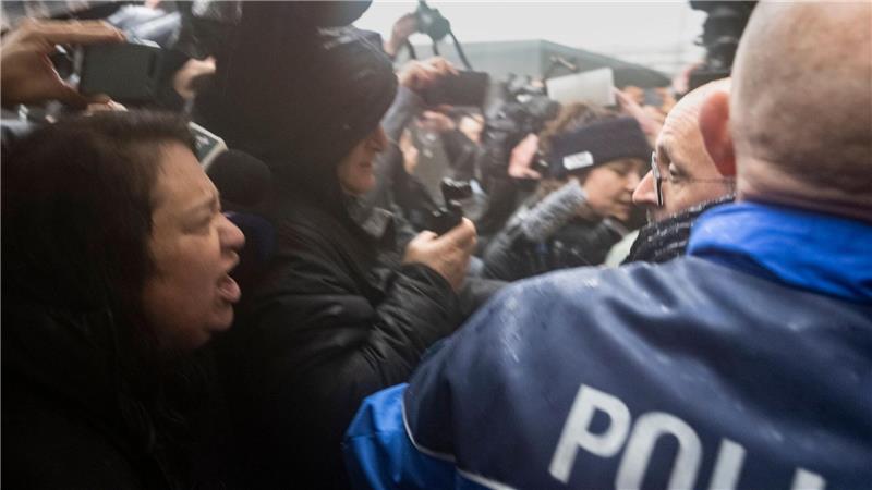 Angehörige konfrontieren Barbesitzer Moretti mit Wut und Trauer. (Archivbild)