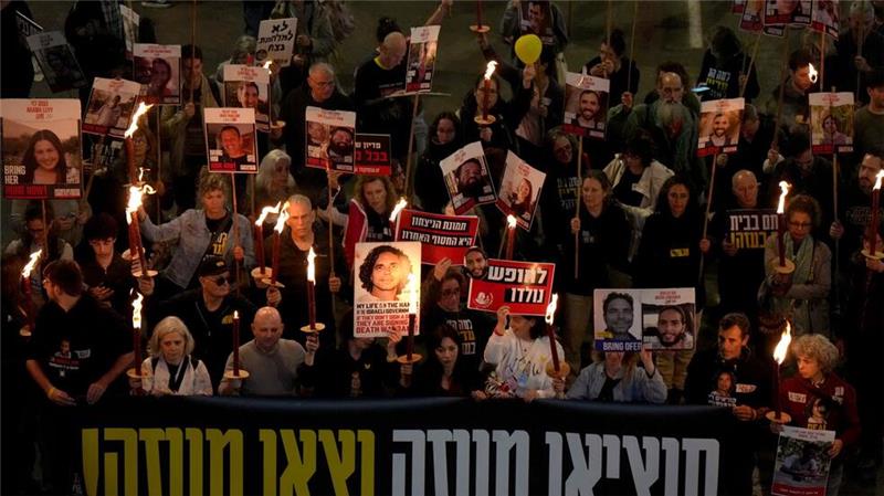 Katar verkündet Waffenruhe und Geisel-Deal im Gazastreifen Angehörige und Freunde der Geiseln nahmen in Tel Aviv am Abend an einer Demonstration teil.