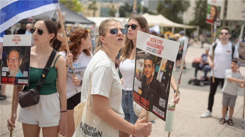 Geisel-Freilassung erwartet – Druck auf Israel wächst Angehörige und Unterstützer der Geiseln versammelten sich in Israel vor der Freilassung einer Geisel.