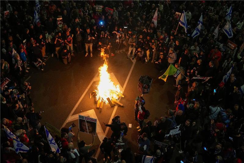 Israel: Tausende demonstrieren für Freilassung von Geiseln Angehörige und Unterstützer der israelischen Geiseln, die im Gazastreifen von der Hamas festgehalten werden, blockieren in Tel Aviv eine Straße und fordern ihre Freilassung.