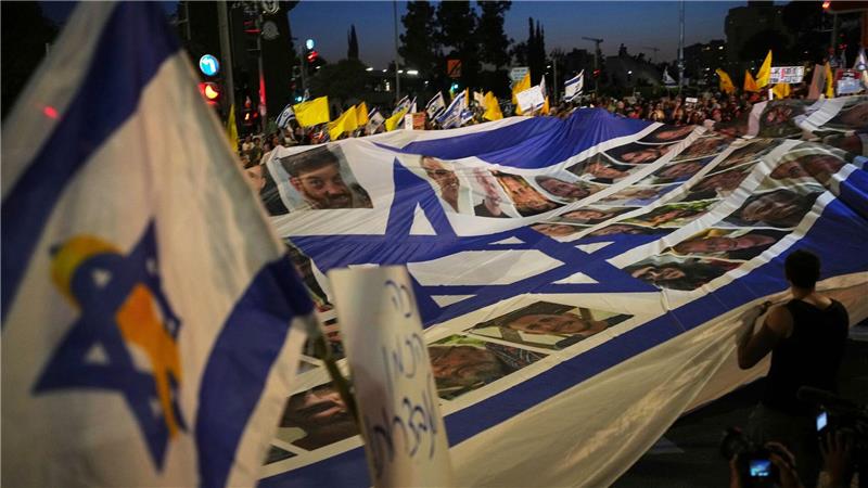 Bilder des Tages Angehörige und Unterstützer israelischer Geiseln demonstrieren vor dem Büro des Ministerpräsidenten in Jerusalem für deren Freilassung und ein Ende des Krieges.
