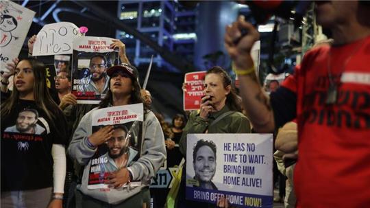 Angehörige und Unterstützer von Geiseln während einer Protestaktion in Tel Aviv.