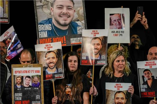 Angehörige und Unterstützer von israelischen Geiseln nehmen Ende Dezember an einer Kundgebung in Tel Aviv teil.