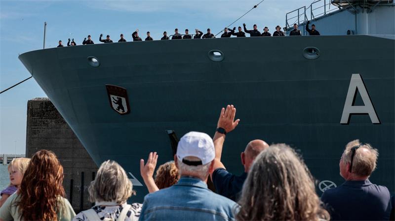 Marineversorger „Berlin“ läuft zu Nato-Einsatz aus Angehörige von Besatzungsmitgliedern verfolgen an der Schleuse des Marinehafens in Wilhelmshaven das Auslaufen des Einsatzgruppenversorgers „Berlin“ der Bundesmarine.