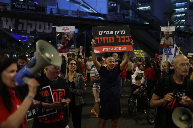 Bericht: Israel gab der Hamas Ultimatum für Geisel-Deal Angehörige von Geiseln und deren Unterstützer protestieren vor dem Verteidigungsministerium und fordern die Regierung auf, ein Waffenstillstandsabkommen mit der Hamas zu unterzeichnen.