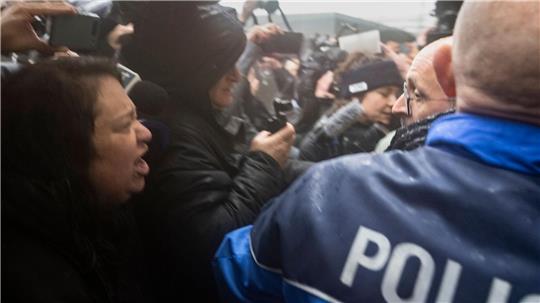 Angehörige von Opfern beschimpfen die Barbesitzer der als Mörder.