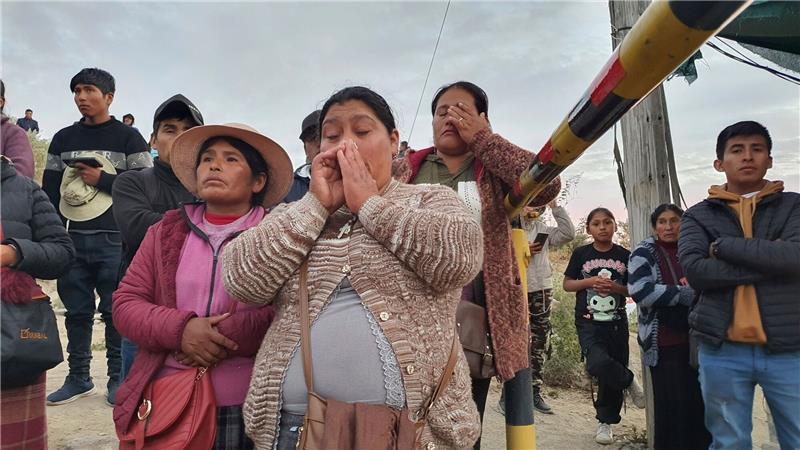 27 Tote nach Bergwerksbrand in Peru Angehörige von eingeschlossenen Bergleuten vor der Yanaquihua-Mine in Peru.
