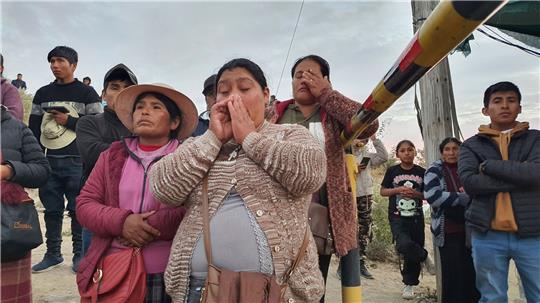 Angehörige von eingeschlossenen Bergleuten vor der Yanaquihua-Mine in Peru.