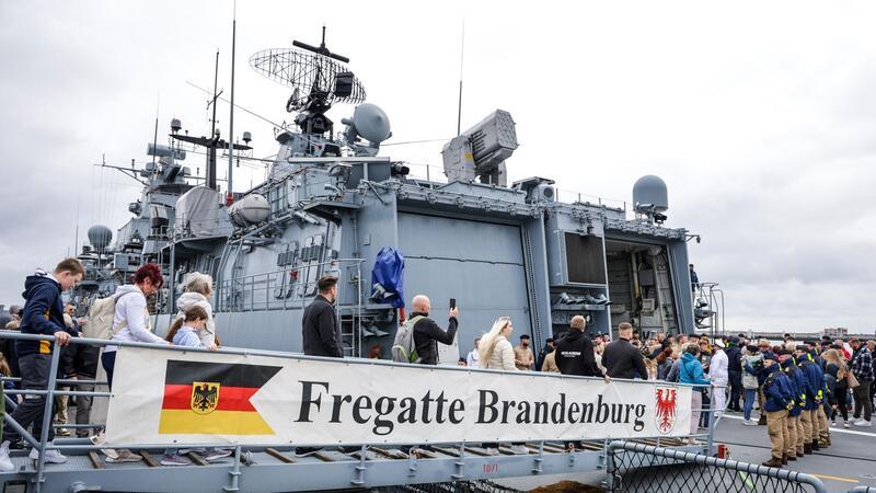 Fregatte „Brandenburg“ zurück von UN-Einsatz im Mittelmeer Angehörige warten auf die Besatzung der Fregatte.