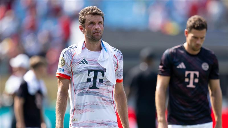 Angekämpft im Glutofen von Charlotte: Thomas Müller (l) nach dem Spiel mit einem eisgekühlten Handtuch im Nacken. 