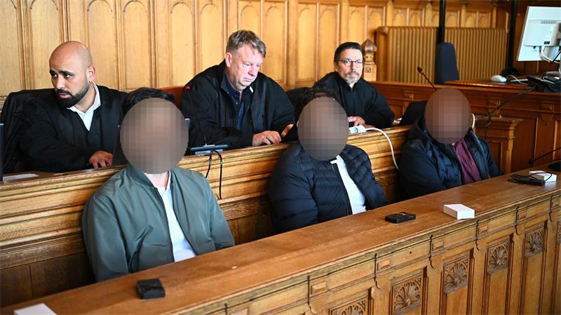 Prozessstart nach tödlichen Schüssen in Bremer Neustadt Angeklagt sind ein Vater, einer seiner Söhne sowie ein weiterer Mann.