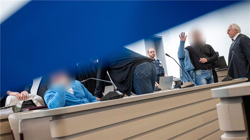 Bis zu elf Jahre Gefängnis nach Diebstahl von Keltengold Angeklagte nehmen vor der Urteilsverkündung auf der Anklagebank Platz.