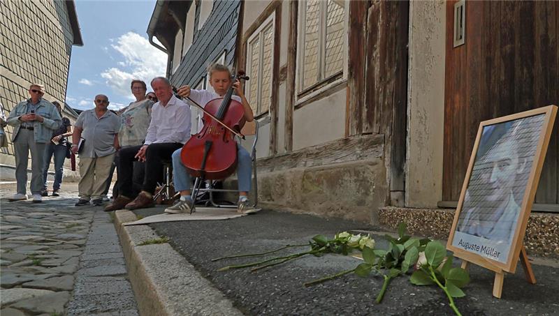 Initiative setzt in Goslar sieben neue Stolpersteine zum Gedenken Angekommen bei der ehemaligen Adresse von Auguste Müller im Worthsatenwinkel 1, die Opfer der „Euthanasie“ wurde. Am Cello: Francis Julien Lahmer.