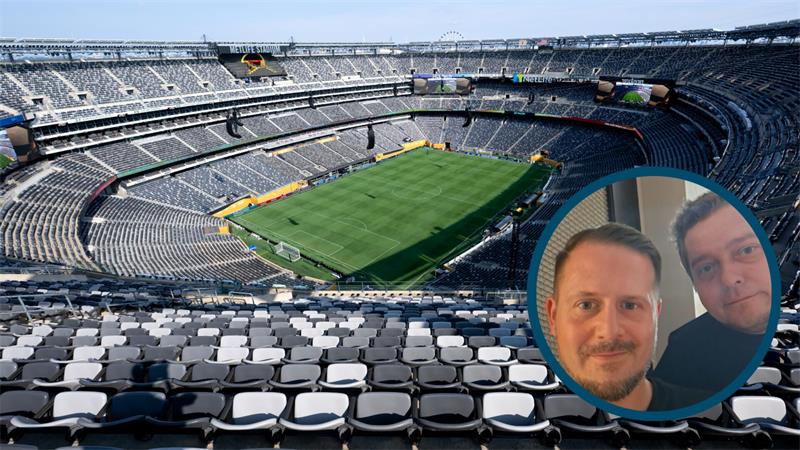 Großes Fußballstadion mit grünem Spielfeld und leeren Sitzreihen in verschiedenen Grautönen. Kleines Bild: Zwei Männer lächeln in die Kamera, einer mit kurzem Bart und schwarzem T-Shirt, der andere mit kurzem Haar und dunklem Pullover, vor einer Wand mit dunklem Türrahmen.