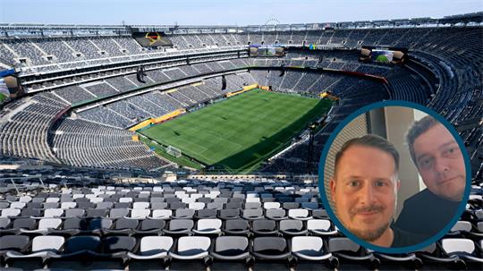 Großes Fußballstadion mit grünem Spielfeld und leeren Sitzreihen in verschiedenen Grautönen. Kleines Bild: Zwei Männer lächeln in die Kamera, einer mit kurzem Bart und schwarzem T-Shirt, der andere mit kurzem Haar und dunklem Pullover, vor einer Wand mit dunklem Türrahmen.