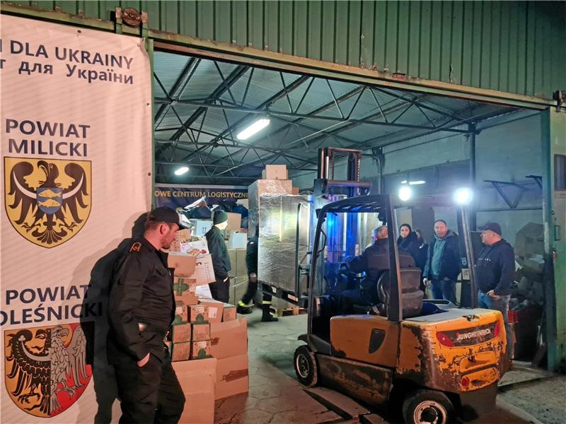 Angekommen in Trebnitz: Hier werden die Hilfsgüter aus Goslar entladen. Fotos: Feuerwehr