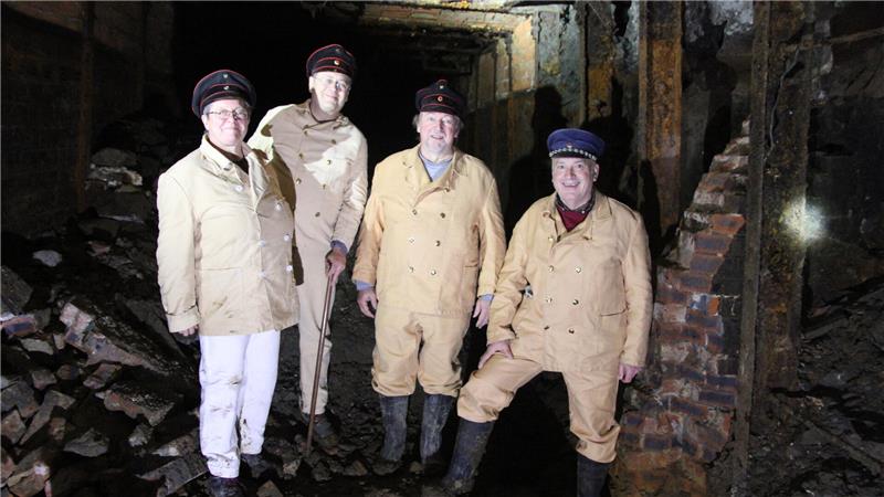 Schroederstollen bei Klein Döhren: Fahrt in die Vergangenheit Angekommen (v.l.): Astrid Dützer, Stefan Dützer, Jörg Wurm und Holger Dudei am ehemaligen Durchschlag.