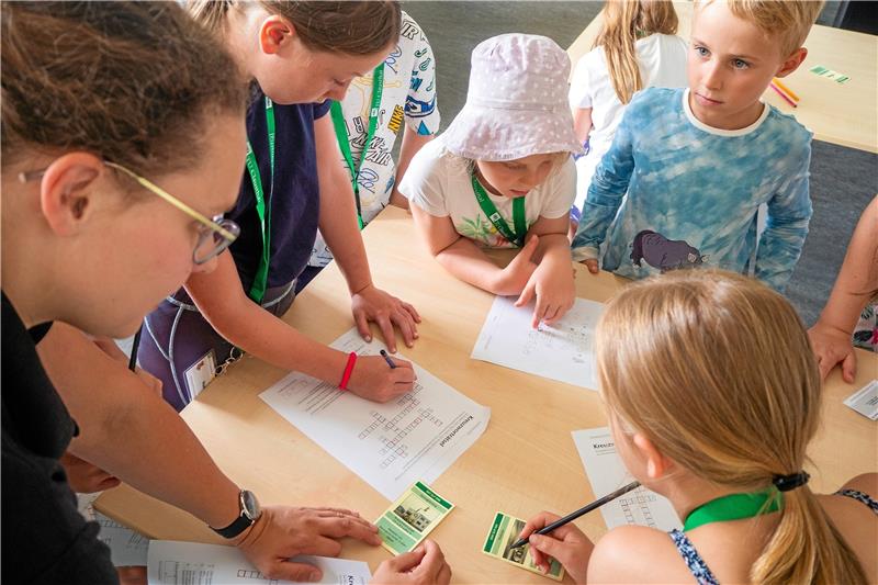 Sommer-Uni: Kinder lernen Clausthals Campus kennen Angela Binder (links) erklärt im Institut für Bergbau Fachbegriffe aus diesem Themengebiet. Fotos: TU Clausthal