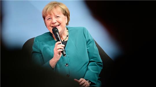 Angela Merkel erzählte von kleinen Tests mit KI-Anwendungen. 