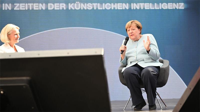 Angela Merkel sieht KI positiv, hat aber auch Bedenken.