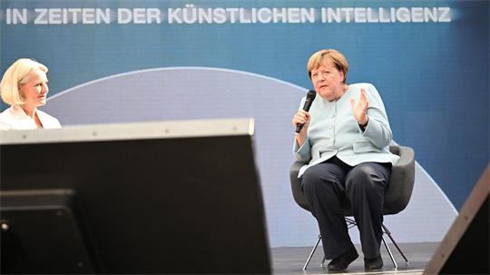 Angela Merkel sieht KI positiv, hat aber auch Bedenken.