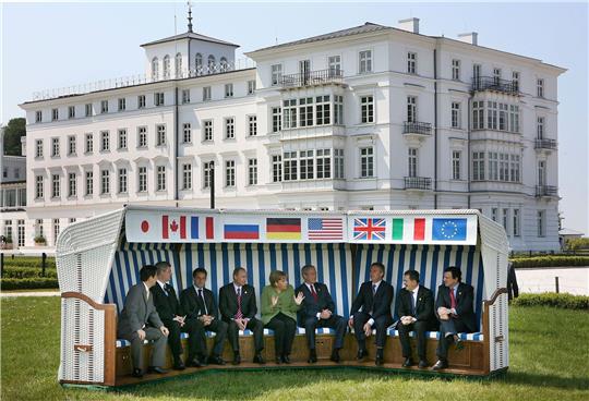 Angela Merkel sitzt zusammen mit anderen Regierungschefs in einem XXL-Strandkorb beim G8-Gipfel in Heiligendamm im Jahr 2007.