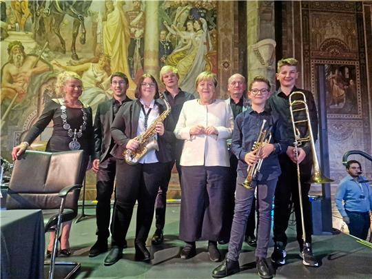 Angela Merkel und Urte Schwerdtner nehmen sich Zeit für ein Gruppenfoto mit dem Ensemble „Future Jazz“ von der Kreismusikschule. Foto: Sowa