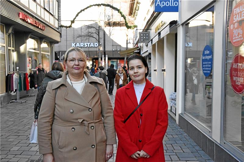 Böllerverbot? Das sagen Passanten in der Goslarer Innenstadt Angela (links) und Shannon Campbell aus Bad Harzburg. Foto: Böhnisch