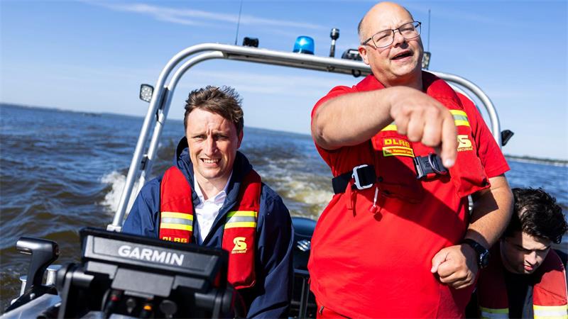 CDU-Chef: Werden eine Reihe von Bürgermeisterwahlen gewinnen Angeleitet von Raffael Sachse von der DLRG steuerte Lechner (l) ein Rettungsboot über das Steinhuder Meer.