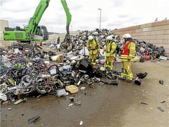 Angelieferter Elektroschrott wird bei der Firma Electrocycling vor dem Sortieren in speziellen Lagerboxen aufgeschüttet. Das Bild zeigt das Aufräumen nach einem früheren Brand. Archivfoto: Feuerwehr