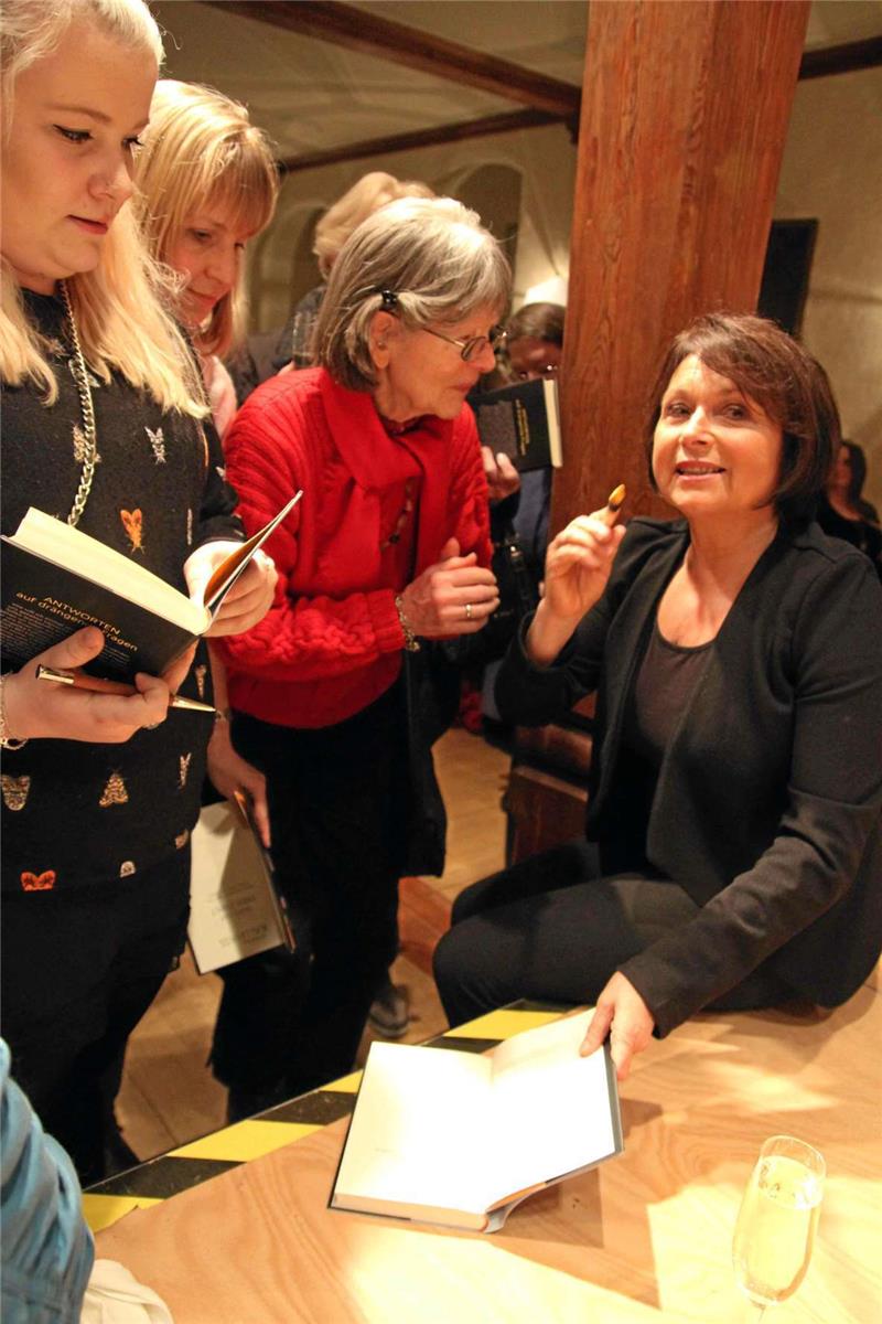 Angelika Kallwass (re.) signiert die Bücher der Besucher. Die Psychologin ist bekannt aus der TV-Show „Zwei bei Kallwass“ (später „Kallwass greift ein“). Foto: Potthast