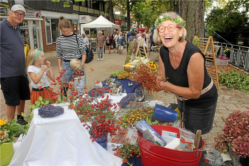 Das erwartet die Bad Harzburger beim Öko-Markt Angelika Kusserow bietet bäuerliche Kränze, Gestecke und Sträuße aus Naturmaterialien an – und das, wie zuletzt im Jahr 2019, auch wieder in der Bummelallee. Archivfoto: Seltmann
