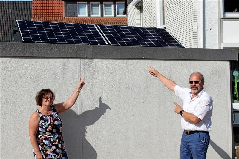 Strom einspeisen: Harzburger machten Rechnung ohne den Staat Angelika Schermann und Holger Grabow wollen ihren Beitrag zum Umweltschutz leisten. Die Solaranlage auf dem Garagendach bringt bis zu 600 Watt. Archivfoto: Steigleder