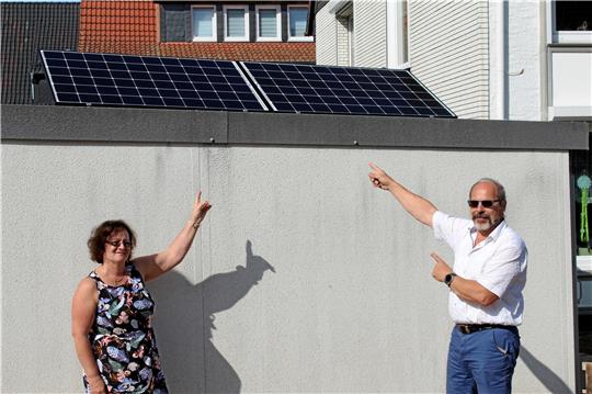 Angelika Schermann und Holger Grabow wollen ihren Beitrag zum Umweltschutz leisten. Die Solaranlage auf dem Garagendach bringt bis zu 600 Watt.  Archivfoto: Steigleder